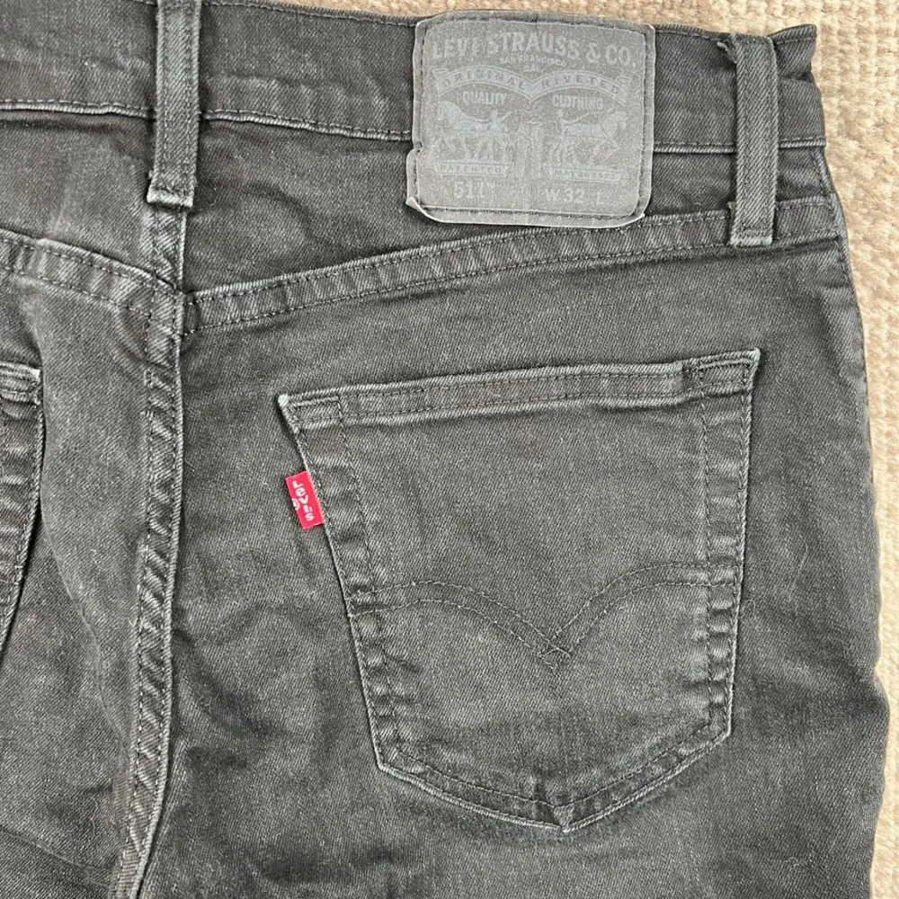 Levis 511 Slim Fit Black Denim Cut Off Shorts Mens W32 Raw Hem Distressed